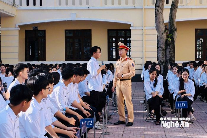 Một hoạt động ngoại khóa về phổ biến kiến thức pháp luật của học sinh Trường THPT Lê Viết Thuât. Ảnh: NTCC