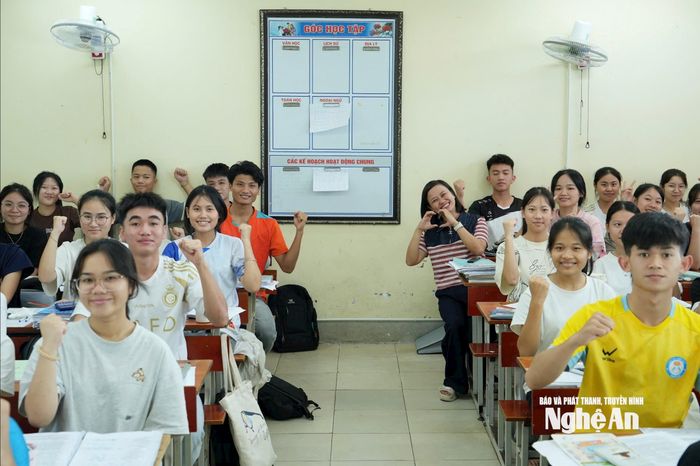 Cô và trò Trường PT DTNT THPT số 2. Ảnh: Mỹ Hà
