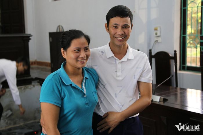 Bị cáo Thái Khắc Thành vui mừng bên vợ sau khi được miễn trách nhiệm hình sự. Ảnh: Phạm Công