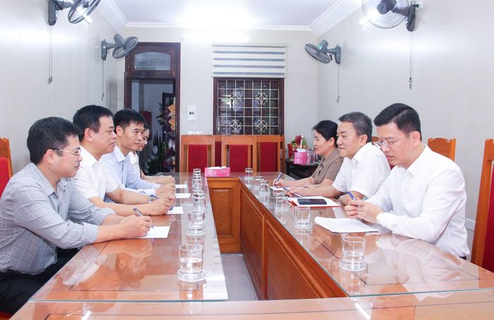 Lãnh đạo Văn phòng Tỉnh ủy hội ý phát triển khai thực hiện nhiệm vụ đột xuất. Ảnh: Mai Hoa