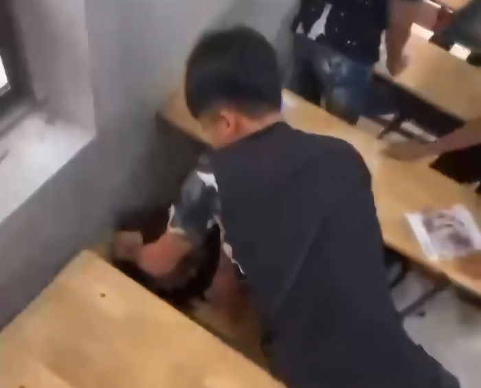Nam sinh túm tóc, đánh tới tấp nữ sinh cùng trường. Ảnh cắt từ clip