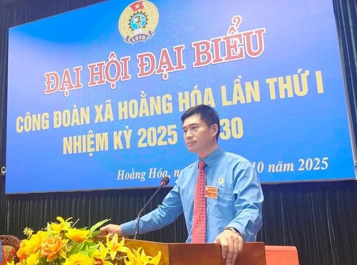 Đồng chí Lê Chung Văn, Phó Trưởng Ban Công tác Công đoàn, Liên đoàn Lao động tỉnh phát biểu chỉ đạo Đại hội.