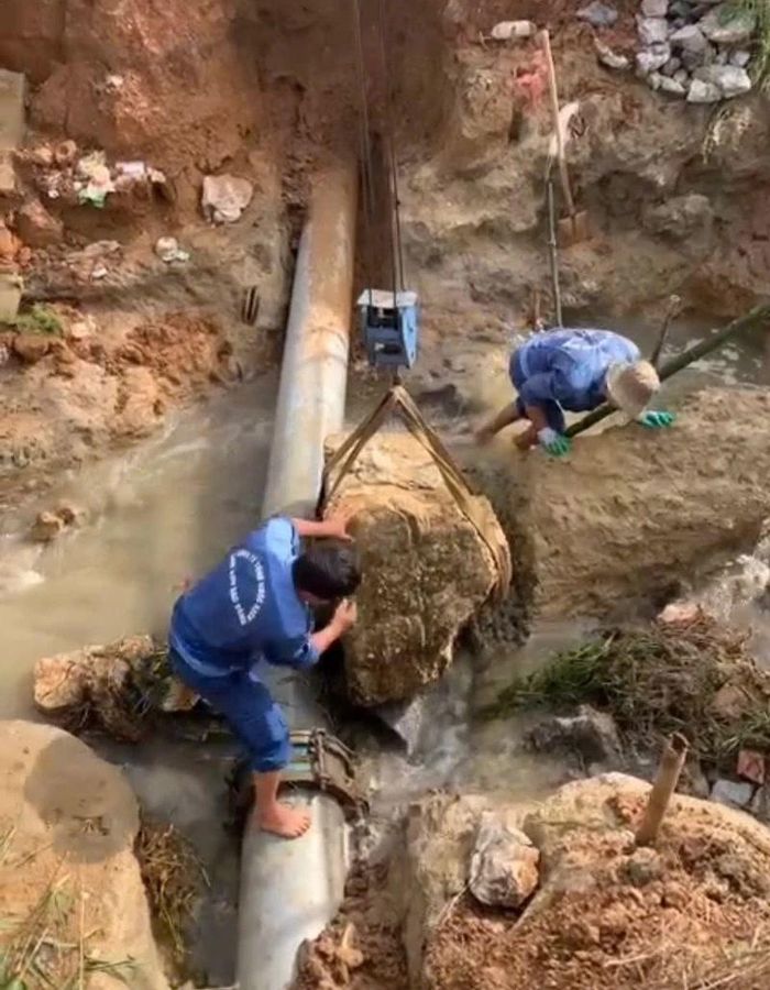 Công nhân Cổ phần Dịch vụ Nước sạch Triệu Sơn tập trung kiểm tra, sửa chữa đường ống nước sau mưa bão.