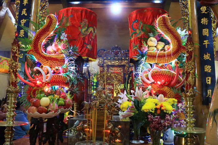 Đôi rồng làm từ trái cây tươi kết hợp hoa dâng cúng bên trong Đình thần ông Nguyễn.
