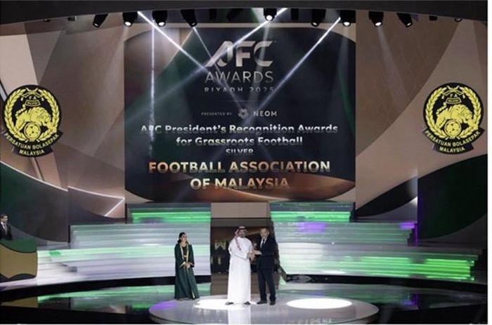  LĐBĐ Malaysia được AFC vinh danh ở hạng Bạc. 