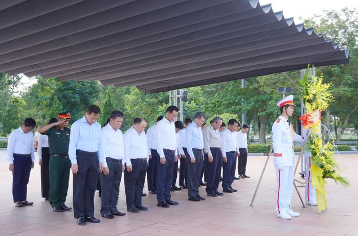 Các đại biểu dành phút mặc niệm tưởng nhớ công lao các Anh hùng liệt sĩ tại Di tích quốc gia đặc biệt Thành Cổ Quảng Trị - Ảnh: X.P