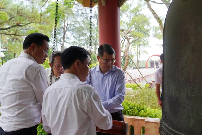 Các đại biểu thực hiện nghi thức thỉnh chuông tại Nghĩa trang liệt sĩ quốc gia Trường Sơn - Ảnh: X.P