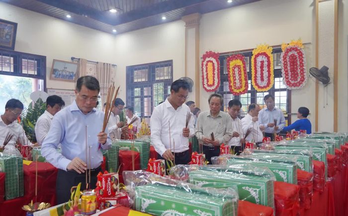 Các đại biểu dâng hương tại Di tích quốc gia đặc biệt Thành Cổ Quảng Trị - Ảnh: X.P