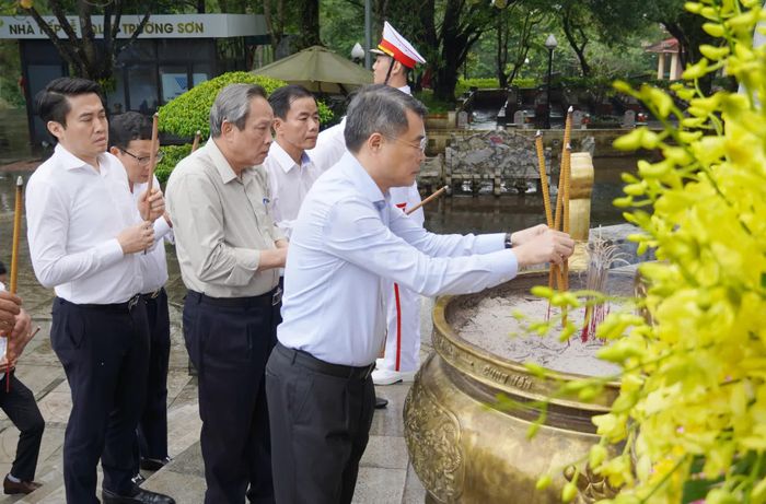 Đồng chí Trưởng ban Tổ chức Trung ương Lê Minh Hưng và đoàn công tác dâng hương tại Nghĩa trang liệt sĩ quốc gia Trường Sơn - Ảnh: X.P