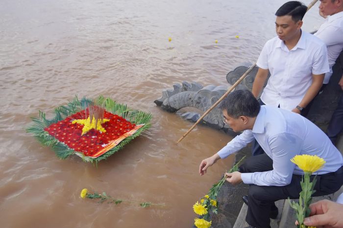 Các đại biểu thả hoa tưởng nhớ công ơn các Anh hùng liệt sĩ trên hai bờ sông Thạch Hãn - Ảnh: X.P