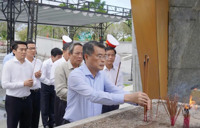 Đồng chí Trưởng ban Tổ chức Trung ương Lê Minh Hưng và đoàn công tác dâng hương tại Nghĩa trang liệt sĩ quốc gia đường 9 - Ảnh: X.P