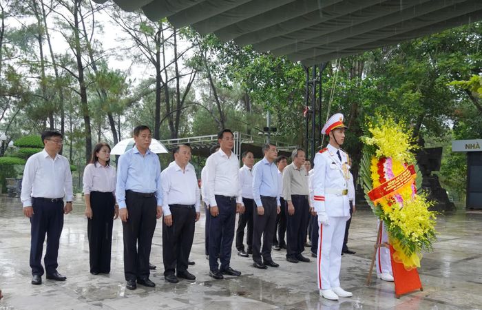 Các đại biểu dâng hương, dâng hoa tại Nghĩa trang liệt sĩ quốc gia đường 9 - Ảnh: X.P