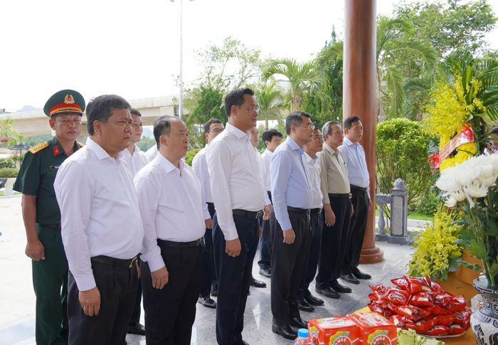 Đồng chí Trưởng ban Tổ chức Trung ương Lê Minh Hưng cùng các đại biểu dâng hương, dâng hoa tại Di tích lịch sử quốc gia bến phà 2 Long Đại - Ảnh: X.P