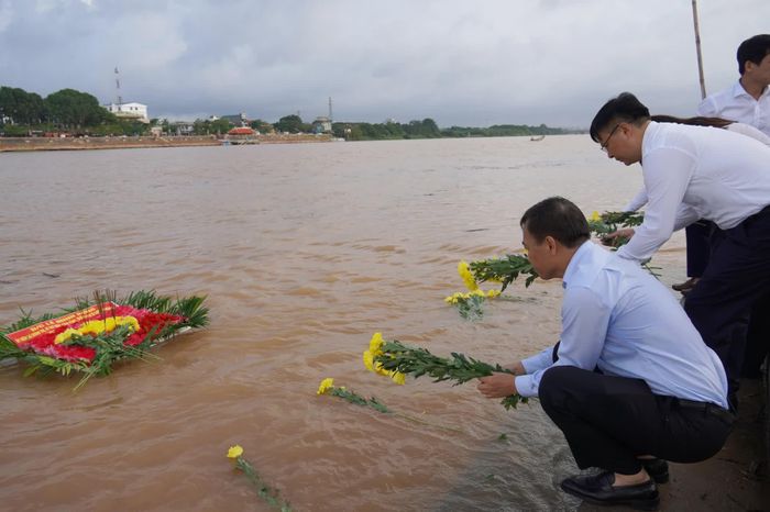 Các đại biểu thả hoa tưởng nhớ công ơn các Anh hùng liệt sĩ trên hai bờ sông Thạch Hãn - Ảnh: X.P