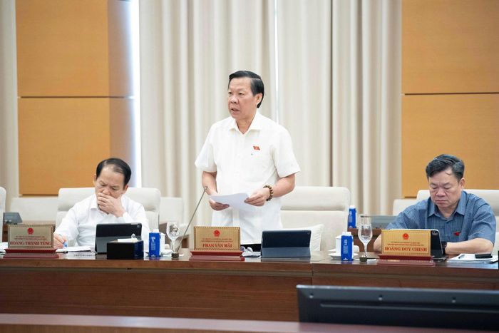 Chủ nhiệm Ủy ban Kinh tế và Tài chính Phan Văn Mãi trình bày báo cáo thẩm tra. Ảnh: Media Quốc hội.