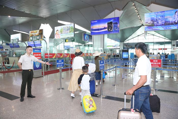 Sau này, các thủ tục từ mua vé, làm thủ tục, kiểm tra an ninh, lên tàu bay sẽ được thông qua giải pháp ứng dụng công nghệ sinh trắc học (Ảnh tư liệu hành khách đi vào quầy kiểm tra an ninh sân bay Vinh).