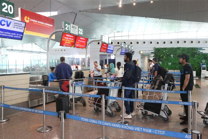 Sắp tới, sân bay Vinh sẽ triển khai ứng dụng sinh trắc học (Ảnh tư liệu hành khách làm thủ tục tại sân bay Vinh).