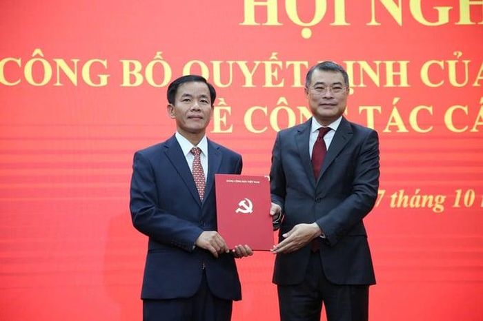  Trưởng Ban tổ chức Trung ương Lê Minh Hưng trao quyết định cho ông Nguyễn Văn Phương giữ chức Bí thư Tỉnh ủy Quảng Trị. 