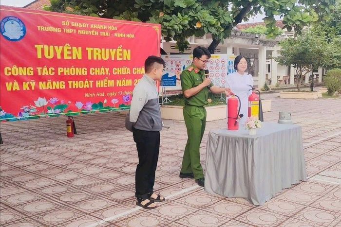 Hướng dẫn học sinh thao tác sử dụng bình chữa cháy đúng cách.