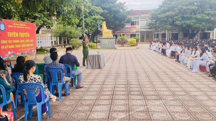 Buổi tập huấn thu hút đông đảo học sinh và giáo viên Trường THPT Nguyễn Trãi tham gia tìm hiểu, thực hành kỹ năng phòng cháy, chữa cháy và cứu nạn, cứu hộ.