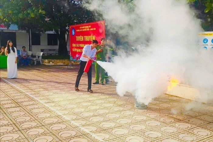 Các em học sinh thực hành trực tiếp dưới sự hướng dẫn của cán bộ PCCC