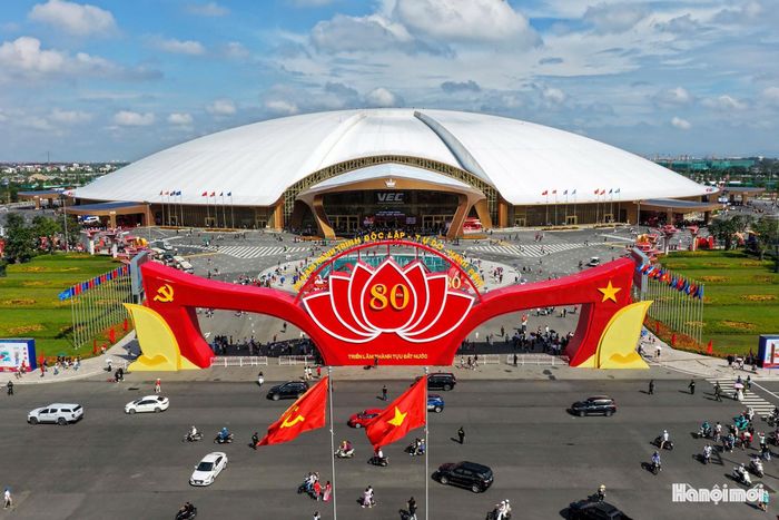 Trung tâm Triển lãm Việt Nam (VEC - do Tập đoàn Vingroup đầu tư xây dựng tại xã Đông Anh, Hà Nội) được khánh thành, đưa vào hoạt động ngày 19-8-2025, đúng dịp kỷ niệm 80 năm Cách mạng Tháng Tám và Quốc khánh 2-9. Với quy mô hơn 900.000m², diện tích triển lãm trong nhà lên tới 304.000m², đây là tổ hợp triển lãm, kinh tế, văn hóa hiện đại và lớn nhất Đông Nam Á, nằm trong top 10 trung tâm triển lãm lớn nhất thế giới.