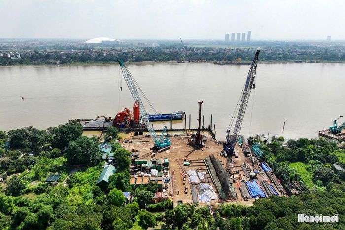 Dự án xây dựng cầu Tứ Liên được khởi công ngày 19-5-2025 có tổng mức đầu tư gần 20.000 tỷ đồng, chiều dài khoảng 5,15km. Sau khi hoàn thành (dự kiến năm 2027), cầu Tứ Liên sẽ giúp giảm ùn tắc, quá tải cho các cầu hiện hữu, kết nối nhanh chóng trung tâm thành phố với khu vực phía Đông và Đông Bắc sông Hồng.