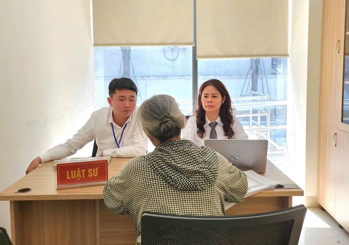 Luật sự giúp người nghèo, người có công trên địa bàn Hà Nội được bảo vệ quyền, lợi ích hợp pháp của mình. Ảnh: Hà Lan