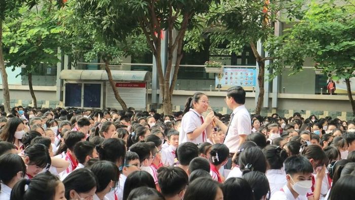 Đoàn Luật sư Hà Nội tuyên truyền phổ biến pháp luật về giao thông cho học sinh trên địa bàn phường Long Biên. Ảnh: PV