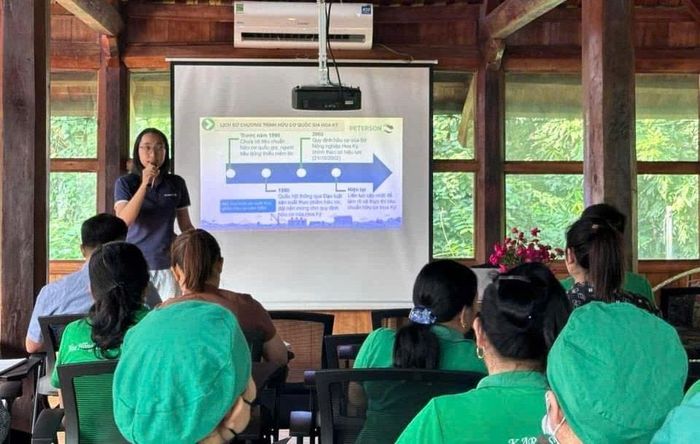 Nhân viên Công ty Peterson Services (Hà Lan) đào tạo công nhân Karose về tiêu chuẩn nông nghiệp hữu cơ quốc tế - bước bắt buộc trong quy trình chứng nhận USDA và EU Organic. Ảnh: NVCC