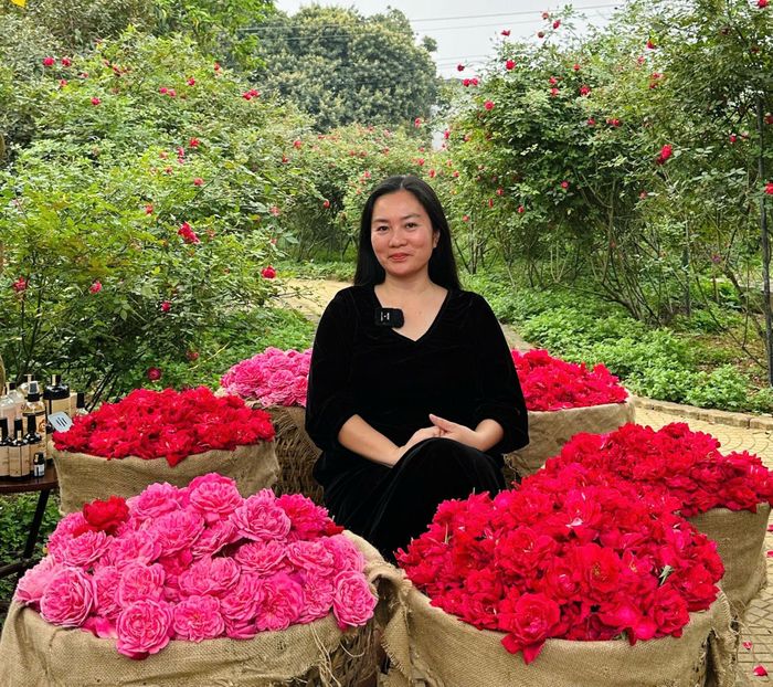 Chị Bùi Thị Thanh Hằng - “Hằng hoa hồng”, người rời phố thị trở về Xuân Mai, gây dựng mô hình nông nghiệp hữu cơ chuẩn quốc tế. Ảnh: Như Quỳnh