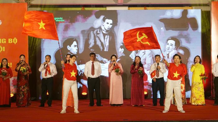 Cán bộ, đảng viên và nhân dân phường Phú Thượng ca vang những ca khúc ca ngợi Đảng, Bác Hồ. Ảnh: Nguyên Anh