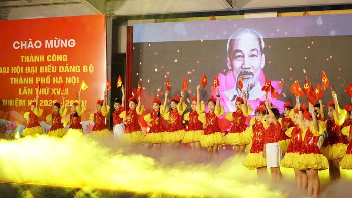 Các tiết mục văn nghệ đặc sắc tại chương trình văn nghệ tối 17-10. Ảnh: Nguyên Anh