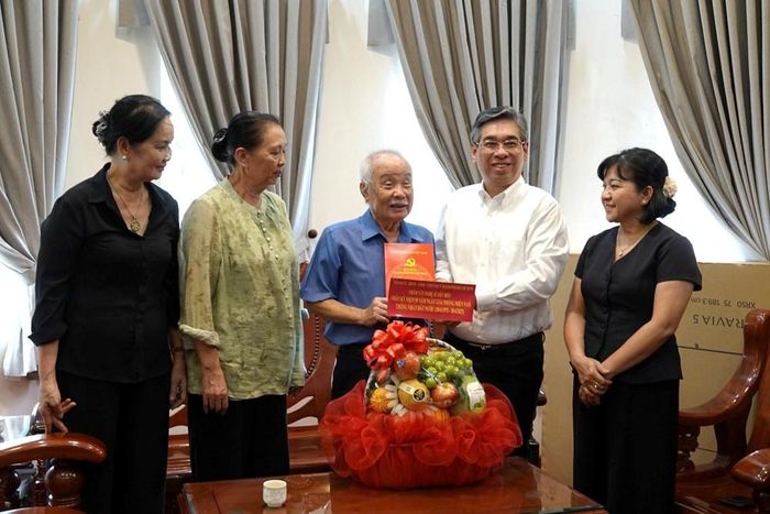 Đoàn lãnh đạo TP HCM tặng quà tri ân nhạc sĩ Phạm Minh Tuấn