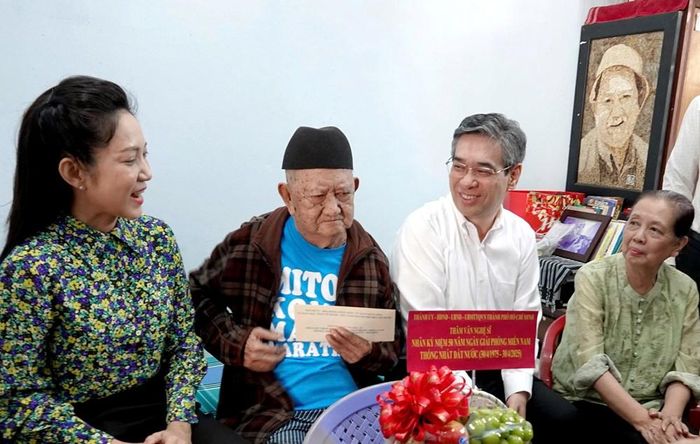 Phó Bí thư Thành ủy, Chủ tịch Ủy ban MTTQ Việt Nam TP.HCM Nguyễn Phước Lộc, Phó Giám đốc Sở Văn hóa và Thể thao TP.HCM Nguyễn Thị Thanh Thúy (ngoài cùng, bên trái) và Chủ tịch Hội Điện ảnh TP.HCM Dương Cẩm Thúy thăm hỏi sức khỏe và trò chuyện cùng nhà văn Mạc Can
