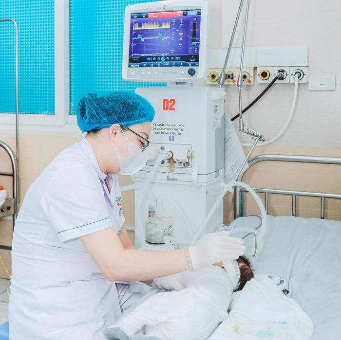  Thăm khám cho trẻ bị viêm phổi do virus RSV - Ảnh BVCC 