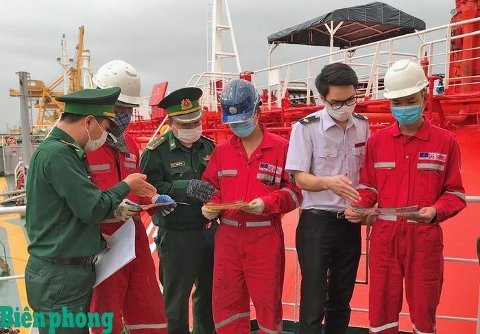 Trung tá Phạm Công Thành (bên trái) tuyên truyền các văn bản pháp luật về biên giới biển, đảo cho công nhân. Ảnh: Quốc Nam
