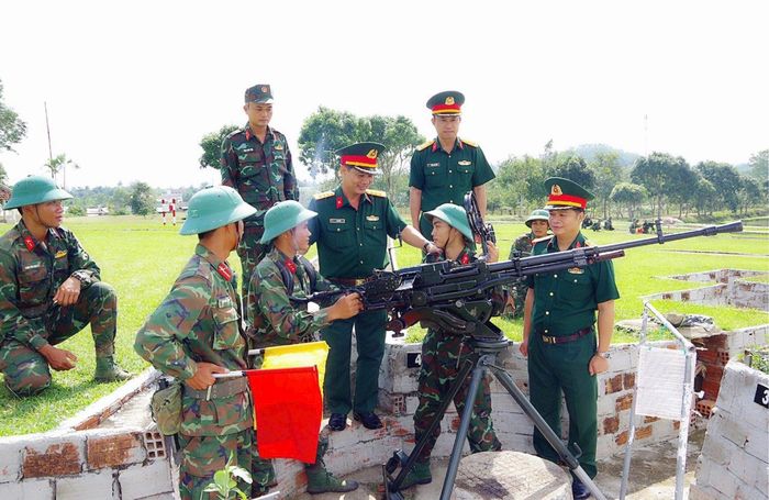 Thủ trưởng Sư đoàn kiểm tra huấn luyện tại phân đội SMPK 12.7