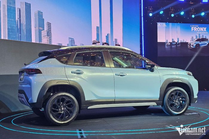 Suzuki Fronx tạo sự khác biệt so với phần còn lại nhờ thiết kế SUV lai coupe. Ảnh: Ngô Minh