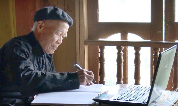 Nghệ nhân ưu tú Ma Văn Vịnh là một trong số ít người đam mê nghiên cứu, sưu tầm các bài hát lượn Slương của dân tộc Tày.