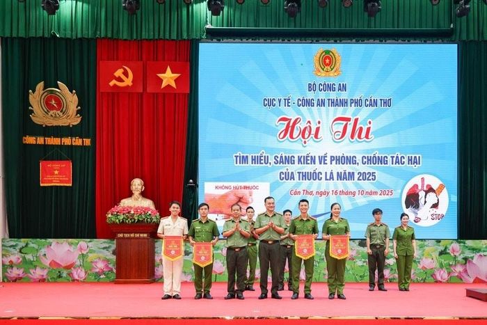 Ban tổ chức trao giải cho các đội thi. Ảnh: PV