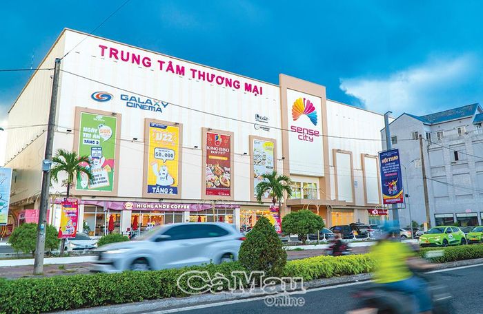 Hoạt động thương mại - dịch vụ tại phường Tân Thành phát triển sôi động, góp phần ổn định thị trường và nâng cao đời sống người dân. Ảnh: NHẬT MINH.