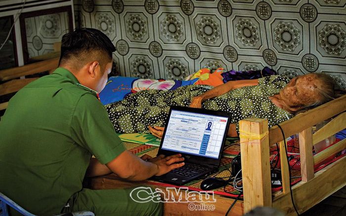 Công an xã Sông Ðốc đến tận nhà hỗ trợ làm căn cước công dân đối với các trường hợp người dân có hoàn cảnh đặc biệt, đi lại khó khăn.