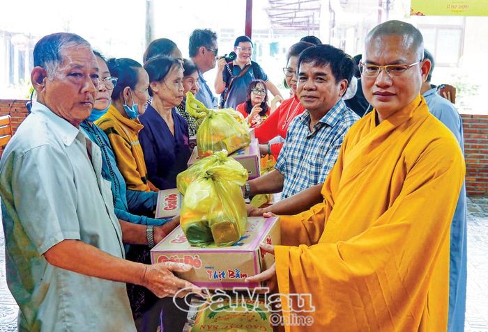 Ðại đức Thích Ðạt Ma Thật Dũng, Trụ trì Thiền viện Trúc Lâm Cà Mau, cùng mạnh thường quân trao quà cho bà con khó khăn trên địa bàn phường An Xuyên dịp lễ Vu lan năm 2025.
