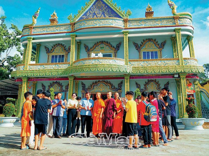 Con em vùng đồng bào ấp Ðường Ðào, ấp Cây Khô, Xã Hồ Thị Kỷ đến chùa Rạch Giồng học chữ Khmer vào mỗi dịp hè.