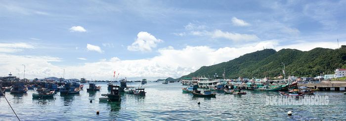 Những con thuyền trở về sau đêm đánh bắt, mang theo hơi thở mặn mòi của biển và niềm tin về cuộc sống sung túc hơn.