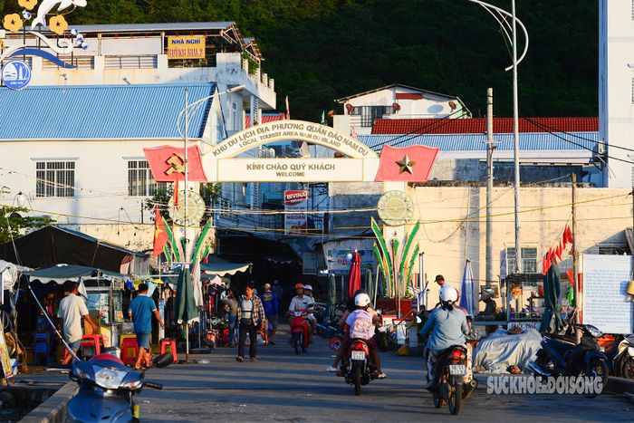 Đây không chỉ là nơi buôn bán mà còn là điểm dừng chân thú vị của du khách muốn cảm nhận hương vị đời sống ngư dân.