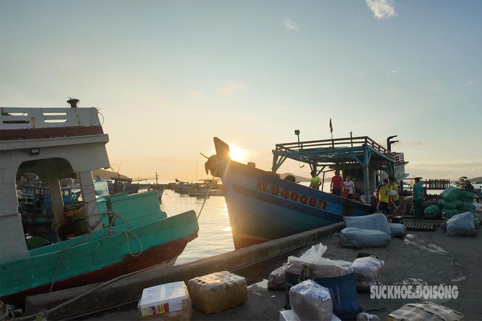 Khi mặt trời buông xuống, cầu cảng Nam Du lại rộn ràng bước chân người.