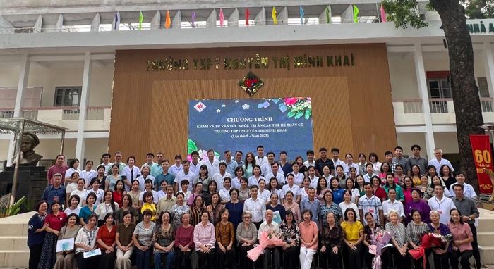 Tập thể các thế hệ thầy cô cùng Hội cựu sinh viên, Câu lạc bộ Y dược tề tựu
