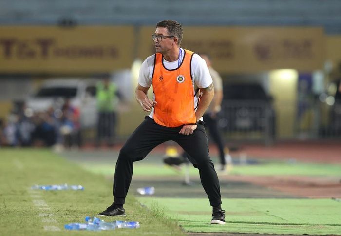 HLV Harry Kewell không dễ giúp Hà Nội FC trở lại đúng hướng. Ảnh: Hoàng Linh
